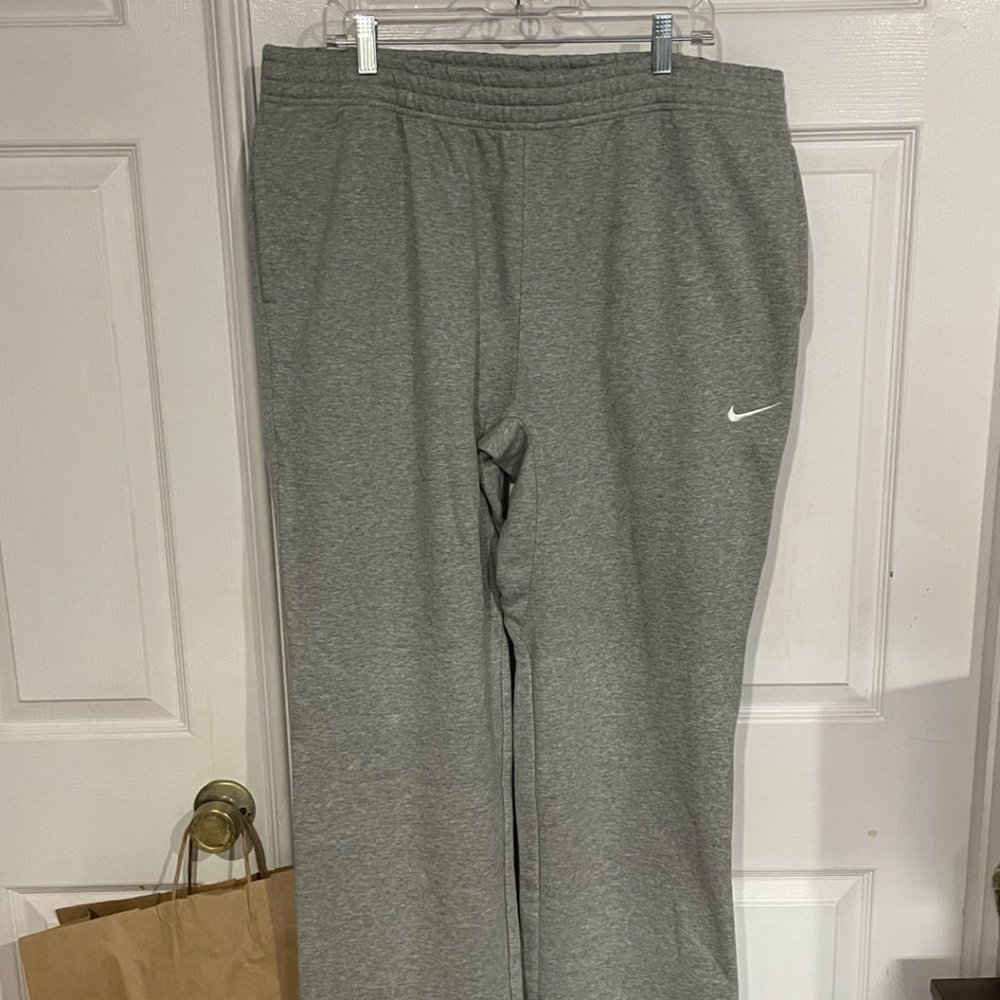 NIKE Mens Club Open Hem Swoosh Sweatpants Black/White sweatpants